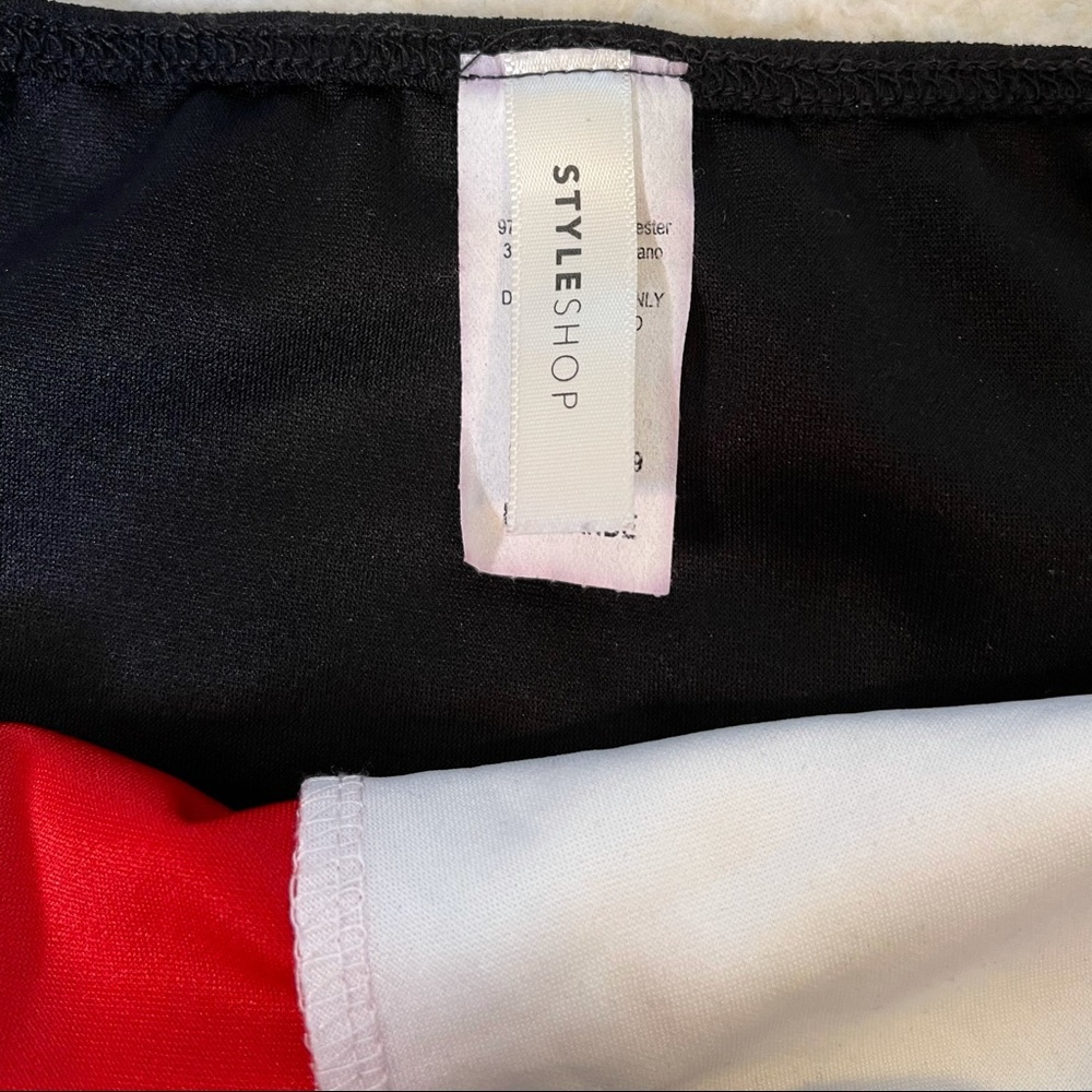 Color Block Crop Top - Picture 3 of 4